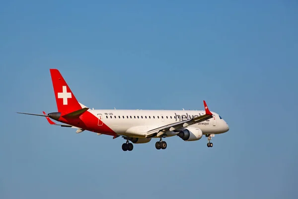 Zurich July 2015年7月18日在瑞士苏黎世短程飞行后 波音737直升机在苏黎世着陆 苏黎世机场是瑞士航空公司的所在地 也是欧洲最大的航空枢纽之一 — 图库照片