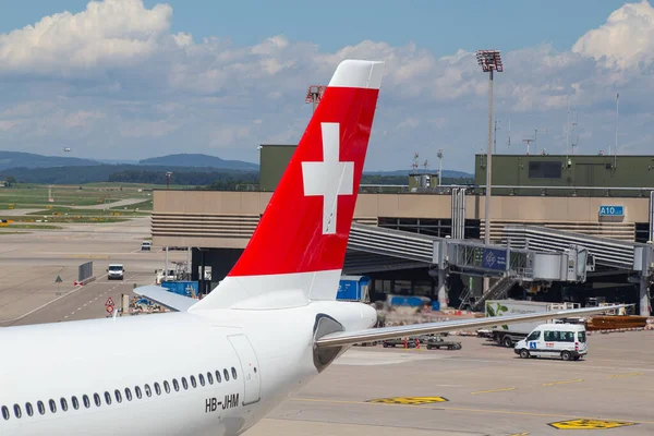 Zurich Luglio Gli Aerei Preparano Decollo Terminal Dell Aeroporto Zurigo — Foto Stock