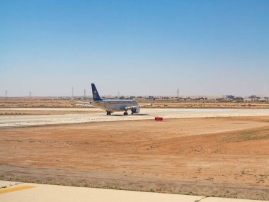 Riyad - 01 Mart 2016 'da Riyad King Khalid Havalimanı' ndan kalkmaya hazırlanan uçaklar Riyad, Suudi Arabistan 'da. Riyad Havalimanı Suudi Arabistan Havayollarının ana limanıdır..