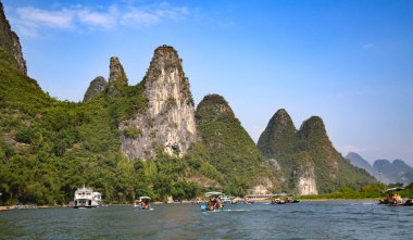 Li Nehri veya Lijiang Nehri Çin 'in Guangxi Zhuang Özerk Bölgesi' nde bulunan bir nehirdir. Guilin 'den Yangshuo' ya 83 km (52 mi) uzunluğunda ve Karst kayalarının oluşturduğu manzarasıyla ünlüdür..