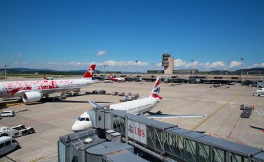 ZURICH - 30 Temmuz 2016 Zürih, İsviçre 'de Zürih Havaalanı' nın A terminalinden kalkmaya hazırlanan uçaklar. Zürih havalimanı İsviçre Havayolları ve Avrupa merkezlerinden birinin ana limanıdır..