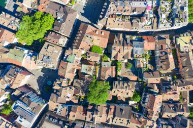 Limmat Nehri 'nin ve ünlü Zürih kiliselerinin havadan görünüşü. Zürih İsviçre 'nin önemli bir finans merkezi ve güzel tarihi bir şehirdir..