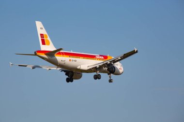 ZURICH - 18 Temmuz 2015 'te Zürih, İsviçre' ye kısa mesafe uçuşundan sonra Zürih 'e inen A-319 sefer sayılı Airbus. Zürih havaalanı İsviçre Havayolları ve Avrupa 'nın en büyük merkezlerinden birine ev sahipliği yapmaktadır..