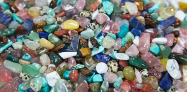 Beyaz arkaplanda yarı değerli szone koleksiyonu