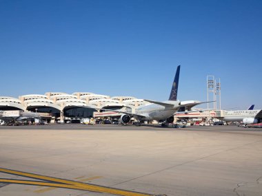 Riyad - 01 Mart 2016 'da Riyad King Khalid Havalimanı' ndan kalkmaya hazırlanan uçaklar Riyad, Suudi Arabistan 'da. Riyad Havalimanı Suudi Arabistan Havayollarının ana limanıdır..