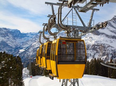 İsviçre Alplerinde kış (Braunwald, Glarus, İsviçre)