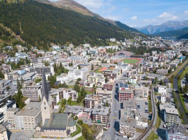 Davos şehrinin ve gölün havadan görünüşü. Davos, Dünya Ekonomik Forumu 'nun yıllık toplantılarının yapıldığı ünlü İsviçre kenti..