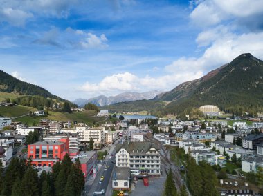 Davos şehrinin ve gölün havadan görünüşü. Davos, Dünya Ekonomik Forumu 'nun yıllık toplantılarının yapıldığı ünlü İsviçre kenti..