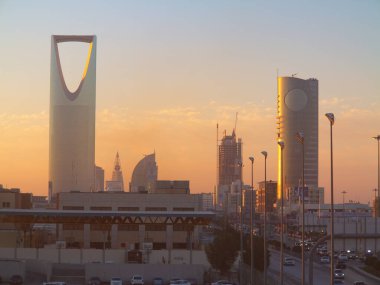 RIYADH - 22 Ağustos 2016 tarihinde Riyad, Suudi Arabistan 'da Krallık Kulesi. Krallık Kulesi bir ticaret ve fuar merkezi, alışveriş merkezi ve Riyad şehrinin ana simgelerinden biridir.