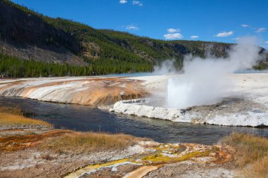 Yellowstone Ulusal Parkı 'ndaki kara kum gayzer havzası, ABD