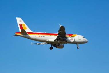 ZURICH - 18 Temmuz 2015 'te Zürih, İsviçre' ye kısa mesafe uçuşundan sonra Zürih 'e inen A-319 sefer sayılı Airbus. Zürih havaalanı İsviçre Havayolları ve Avrupa 'nın en büyük merkezlerinden birine ev sahipliği yapmaktadır..