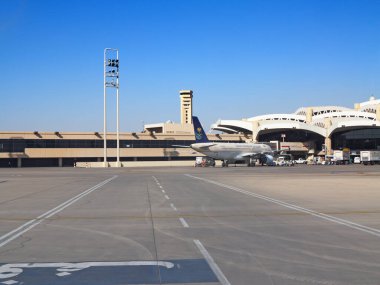 Riyad - 01 Mart 2016 'da Riyad King Khalid Havalimanı' ndan kalkmaya hazırlanan uçaklar Riyad, Suudi Arabistan 'da. Riyad Havalimanı Suudi Arabistan Havayollarının ana limanıdır..