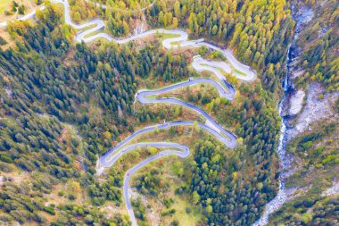 İsviçre ve İtalya 'yı birbirine bağlayan Maloja Geçidi' nin virajlı yolu
