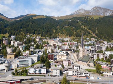 Davos şehrinin ve gölün havadan görünüşü. Davos, Dünya Ekonomik Forumu 'nun yıllık toplantılarının yapıldığı ünlü İsviçre kenti..