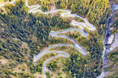 İsviçre ve İtalya 'yı birbirine bağlayan Maloja Geçidi' nin virajlı yolu