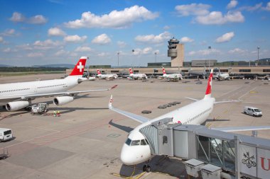 ZURICH - 16 Eylül - 16 Eylül 2018 'de Zürih Havaalanı' nın A terminalinden kalkmaya hazırlanan uçaklar. Zürih havalimanı İsviçre Havayolları ve Avrupa merkezlerinden birinin ana limanıdır..