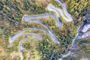 İsviçre ve İtalya 'yı birbirine bağlayan Maloja Geçidi' nin virajlı yolu