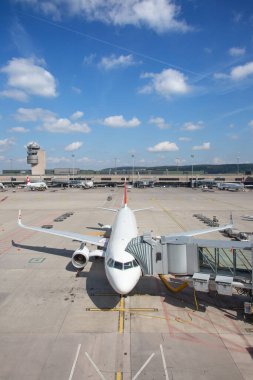 ZURICH - 16 Eylül - 16 Eylül 2018 'de Zürih Havaalanı' nın A terminalinden kalkmaya hazırlanan uçaklar. Zürih havalimanı İsviçre Havayolları ve Avrupa merkezlerinden birinin ana limanıdır..