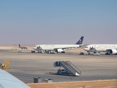 Riyad - 01 Mart 2016 'da Riyad King Khalid Havalimanı' ndan kalkmaya hazırlanan uçaklar Riyad, Suudi Arabistan 'da. Riyad Havalimanı Suudi Arabistan Havayollarının ana limanıdır..