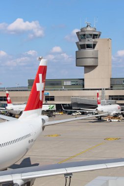 ZURICH - 16 Eylül - 16 Eylül 2018 'de Zürih Havaalanı' nın A terminalinden kalkmaya hazırlanan uçaklar. Zürih havalimanı İsviçre Havayolları ve Avrupa merkezlerinden birinin ana limanıdır..
