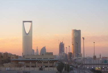 RIYADH - 22 Ağustos 2016 tarihinde Riyad, Suudi Arabistan 'da Krallık Kulesi. Krallık Kulesi bir ticaret ve fuar merkezi, alışveriş merkezi ve Riyad şehrinin ana simgelerinden biridir.