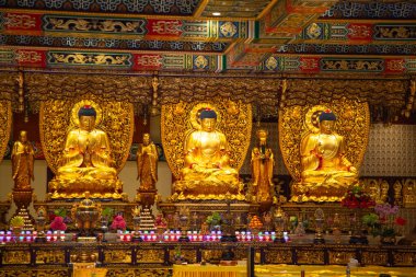 Lantau Adası 'ndaki Po Lin Manastırı' nın içinde.)