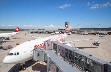 ZURICH - 30 Temmuz 2016 Zürih, İsviçre 'de Zürih Havaalanı' nın A terminalinden kalkmaya hazırlanan uçaklar. Zürih havalimanı İsviçre Havayolları ve Avrupa merkezlerinden birinin ana limanıdır..