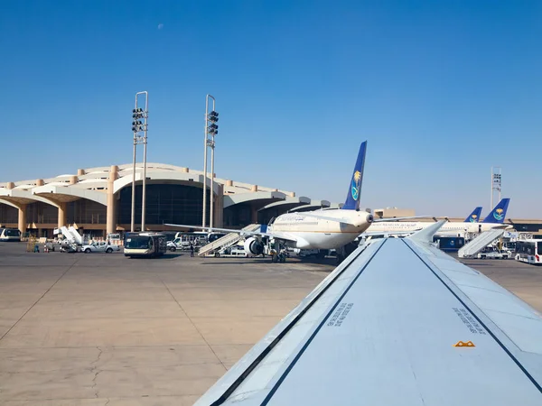 Riade Março Aviões Preparando Para Decolar Aeroporto Rei Khalid Riade — Fotografia de Stock