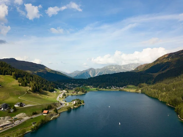 达沃斯城和湖泊的空中景观 达沃斯是瑞士城市 世界经济论坛年会的著名地点 — 图库照片