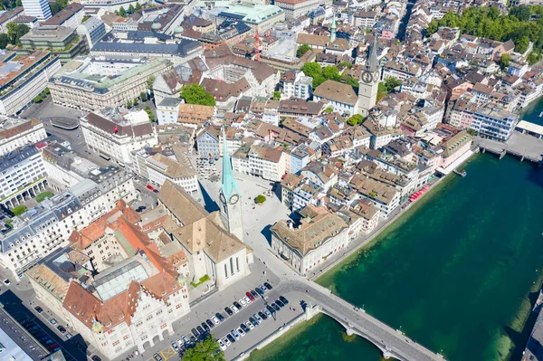 Widok Powietrza Rzekę Limmat Słynne Kościoły Zurychu Zurych Jest Ważnym — Zdjęcie stockowe