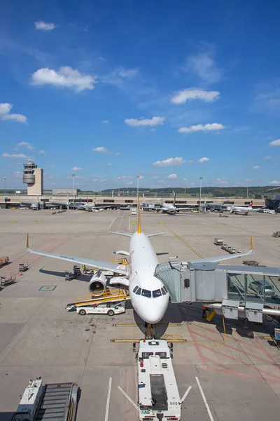 チューリッヒ 9月16日 2018年9月16日にチューリッヒ空港のターミナルAで離陸準備中の飛行機 チューリッヒ空港はスイス航空のホームポートであり ヨーロッパのハブの1つです — ストック写真