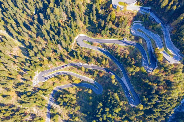 スイスとイタリアを結ぶマロハ峠の曲がりくねった道 — ストック写真