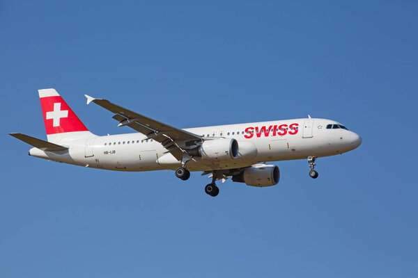 ЦЮРИХ - 18 июля: Airbus A-319 Swiss landing in Zurich after short haul flight on July 18, 2015 in Zurich, Switzerland. Аэропорт Цюриха является домом для Swiss Air и одним из крупнейших европейских хабов.