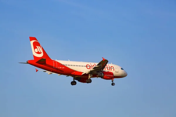 Zurich Juli Airbus 319 Air Berlin Landar Zürich Efter Kortdistansflyg — Stockfoto