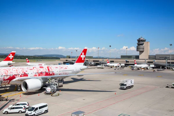 Zurich Ιουλίου Αεροπλάνα Που Ετοιμάζονται Για Απογείωση Στον Αεροσταθμό Του — Φωτογραφία Αρχείου