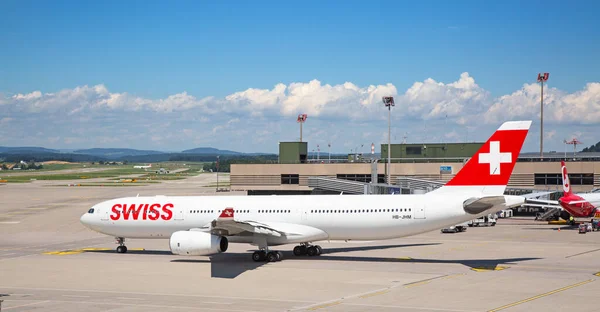 Zürich Juli Flugzeuge Bereiten Sich Auf Den Start Terminal Des — Stockfoto