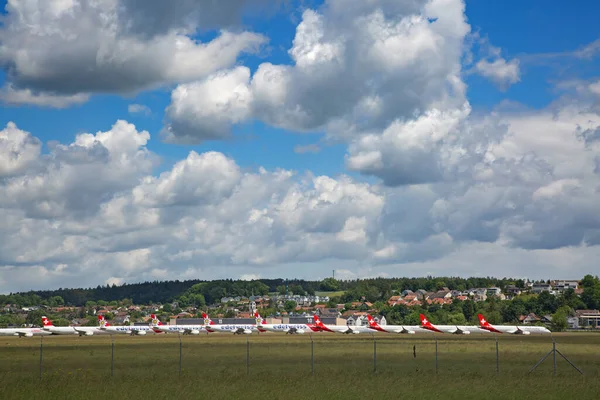 Duebendorf 5月24日 スイスの航空会社が軍用飛行場Duebrendorfに飛行機を着陸させた コロナウイルス Covid の発生により 航空会社はほとんどのフライトをキャンセルし 現在の艦隊を維持するための措置を構築することを余儀なくされています — ストック写真