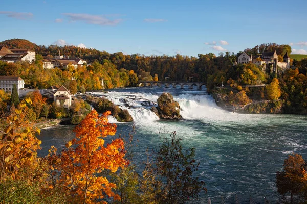 莱茵法尔附近的秋季风景 欧洲最大的瀑布 — 图库照片