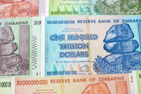 ハイパーインフレ後のジンバブエの銀行券 ストック画像