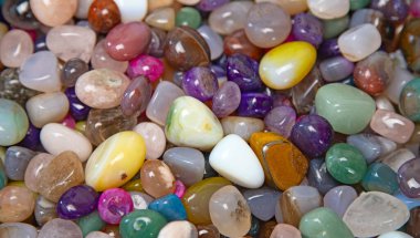 Beyaz arkaplanda yarı değerli szone koleksiyonu