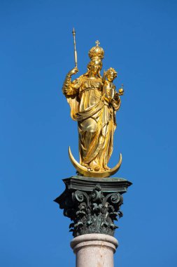 Münih 'in ana meydanı, Almanya - Marienplatz (Marian Meydanı). Eski ve yeni belediye binaları, Marian sütunları, kilise Frauenkirche ve Fish 'in çeşmesi birlikte meydanın eşsiz mimari tarzını oluşturuyor.