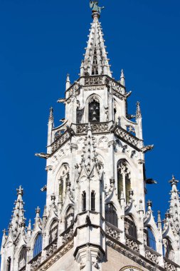 Münih 'in ana meydanı, Almanya - Marienplatz (Marian Meydanı). Eski ve yeni belediye binaları, Marian sütunları, kilise Frauenkirche ve Fish 'in çeşmesi birlikte meydanın eşsiz mimari tarzını oluşturuyor.