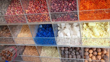 Dubai 'deki geleneksel Arap çarşısında (pazar) renkli baharatlar
