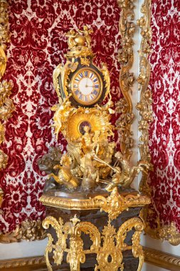 Altın ve gümüşten yapılmış ortaçağ mutfak eşyaları.