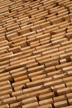 Kereste deposunda bir yığın yeni ahşap çivi.