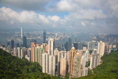 HONG KONG - 02 Nisan 2017 'de Hong Kong, Çin' de Victoria zirvesinden görüntü. Hong Kong Victoria zirvesi şehrin ana simgesidir..