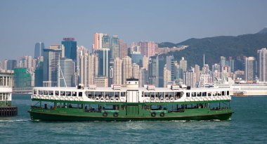 HONG KONG - 1 Nisan 2017 'de Hong Kong, Çin' deki Kowloon iskelesinden kalkan feribot 
