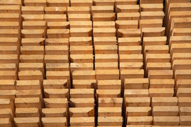 Kereste deposunda bir yığın yeni ahşap çivi.