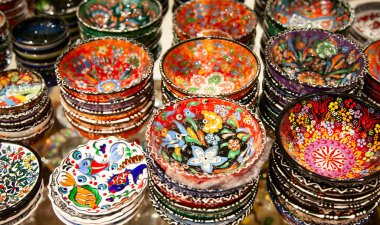 Grand Bazaar 'da geleneksel Türk seramikleri