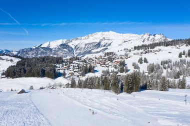 İsviçre Alplerinde kış, İsviçre 'nin St. Gallen kantonu yakınlarındaki Arvenbuel köyü.